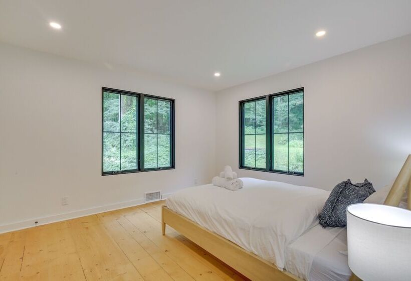 Modern Sharon Farmhouse: Spacious, Patio, Views