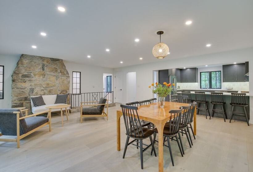 Modern Sharon Farmhouse: Spacious, Patio, Views