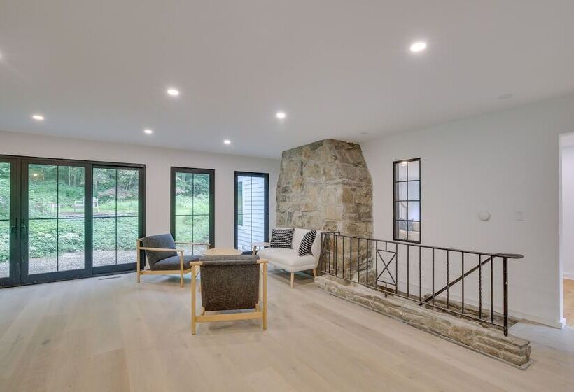 Modern Sharon Farmhouse: Spacious, Patio, Views