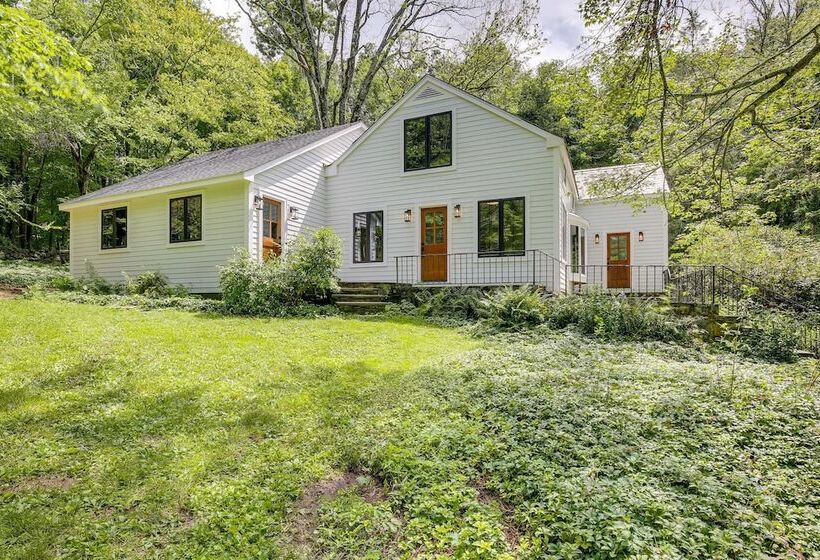 Modern Sharon Farmhouse: Spacious, Patio, Views