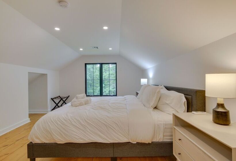 Modern Sharon Farmhouse: Spacious, Patio, Views