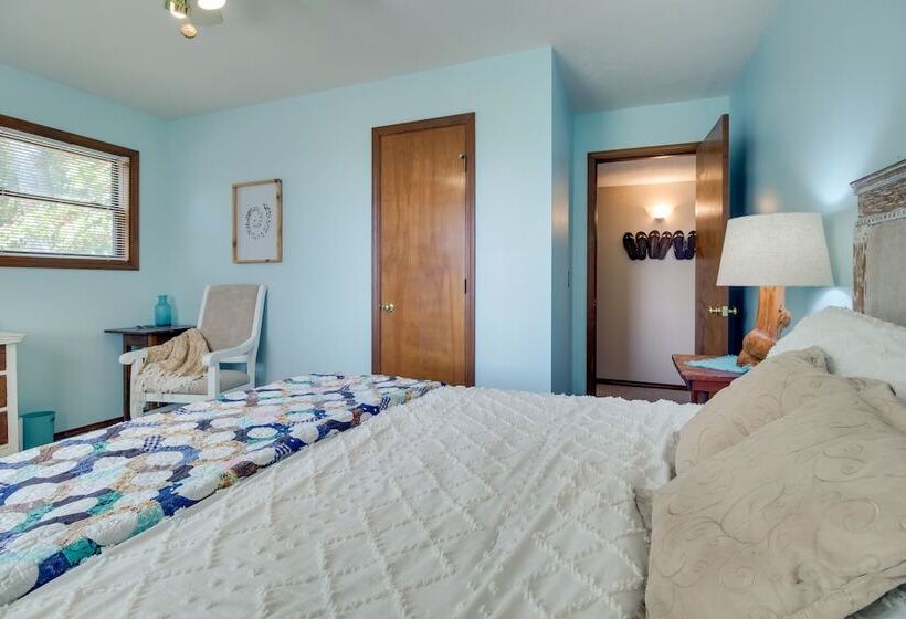 Mountain Home Retreat W/ Balcony & Lake Views!