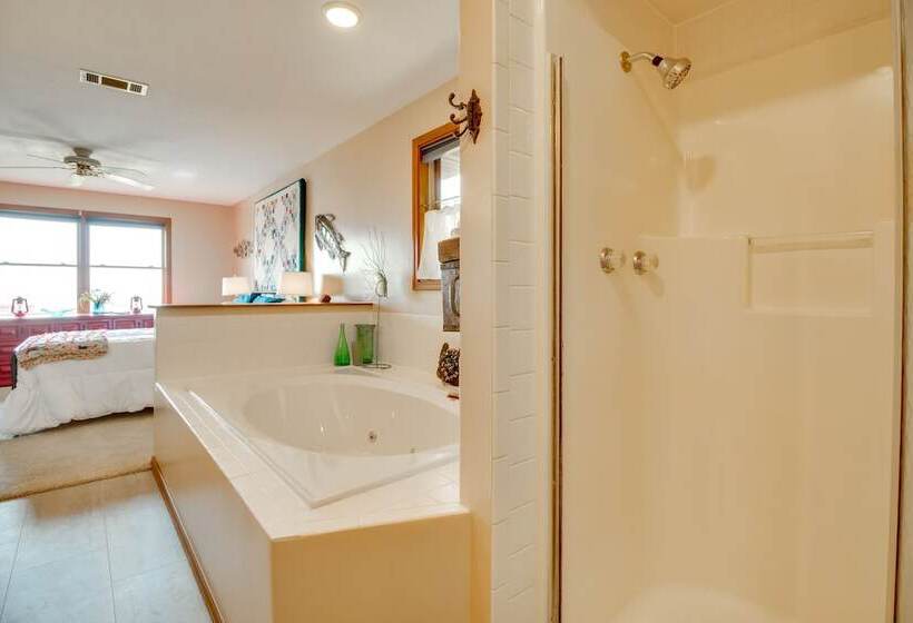 Mountain Home Retreat W/ Balcony & Lake Views!