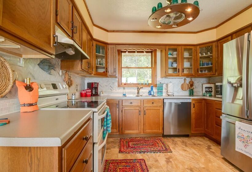 Mountain Home Retreat W/ Balcony & Lake Views!