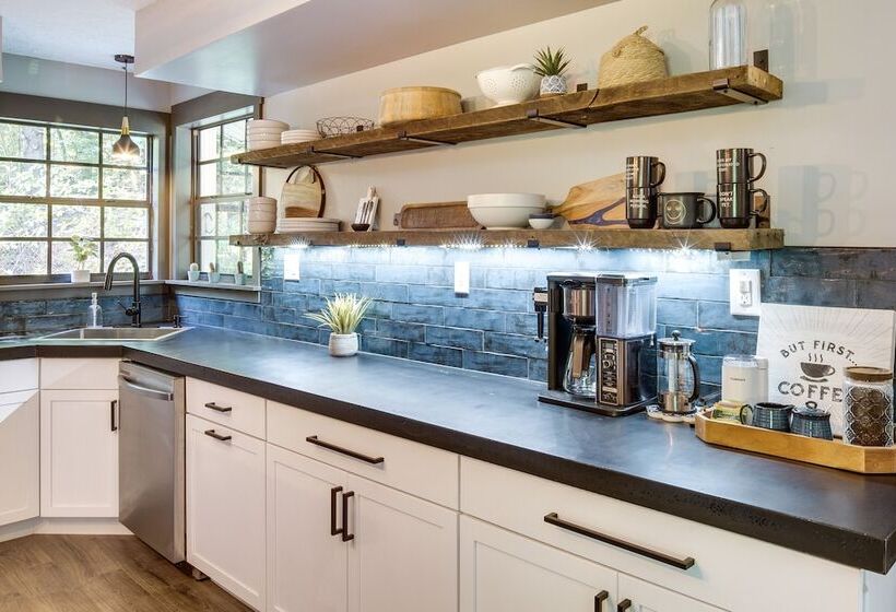 Secluded Mountain Retreat: 30 Mi To Asheville!