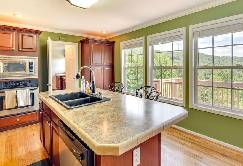 Hendersonville Retreat W/ Mtn Views & Deck!