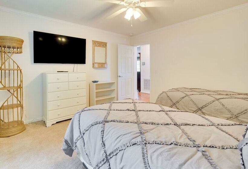 Hendersonville Retreat W/ Mtn Views & Deck!