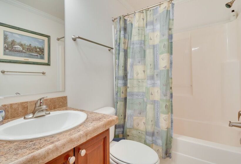 Hendersonville Retreat W/ Mtn Views & Deck!