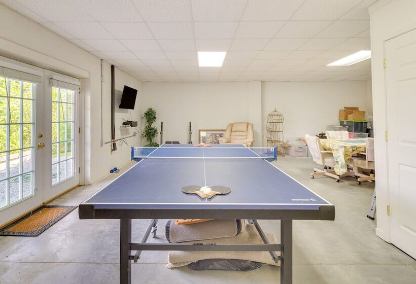 Hendersonville Retreat W/ Mtn Views & Deck!