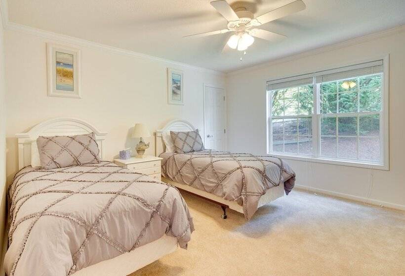 Hendersonville Retreat W/ Mtn Views & Deck!