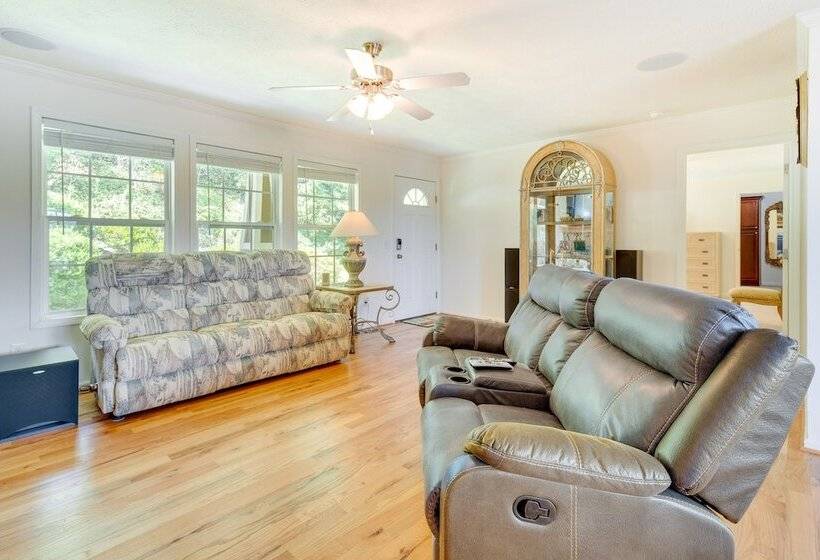 Hendersonville Retreat W/ Mtn Views & Deck!