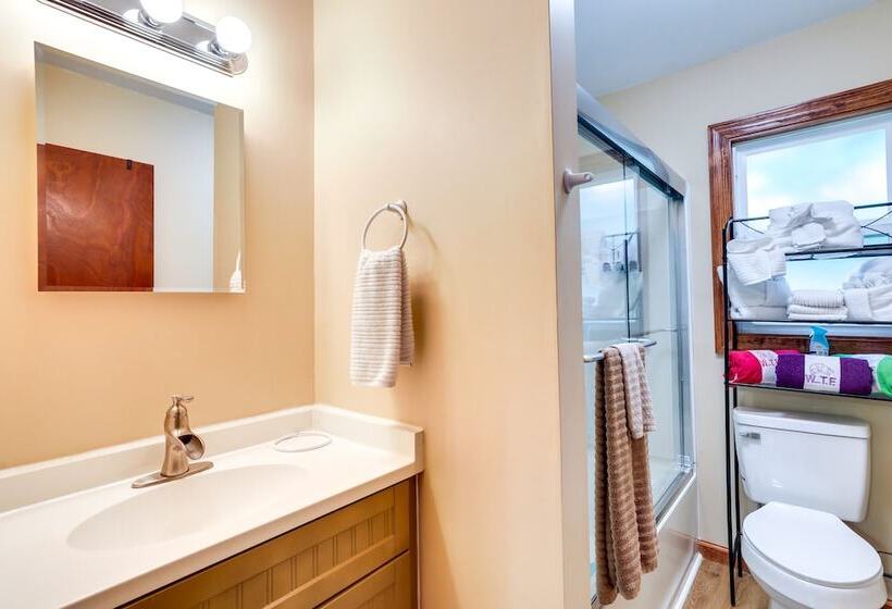 Multi Level Bonneau Cabin: Walk To Lake!