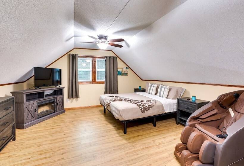 Multi Level Bonneau Cabin: Walk To Lake!