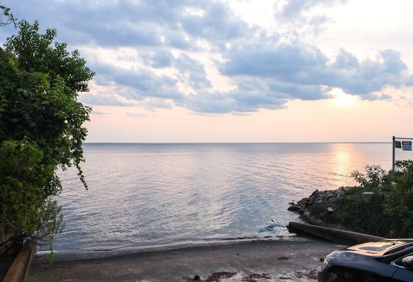 Multi Level Bonneau Cabin: Walk To Lake!