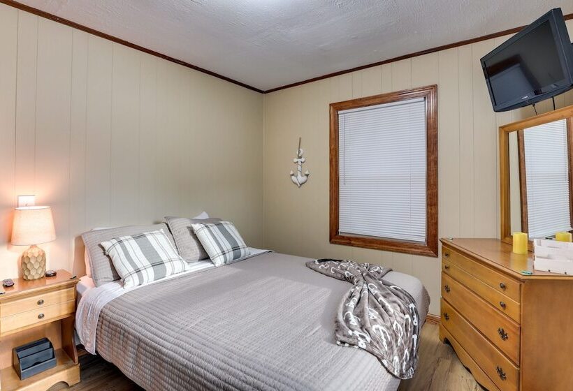 Multi Level Bonneau Cabin: Walk To Lake!