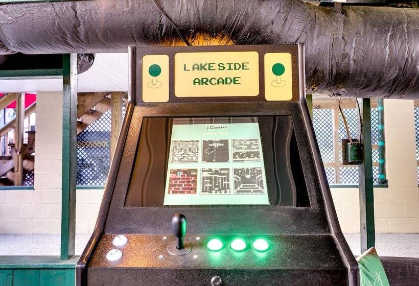 Multi Level Bonneau Cabin: Walk To Lake!