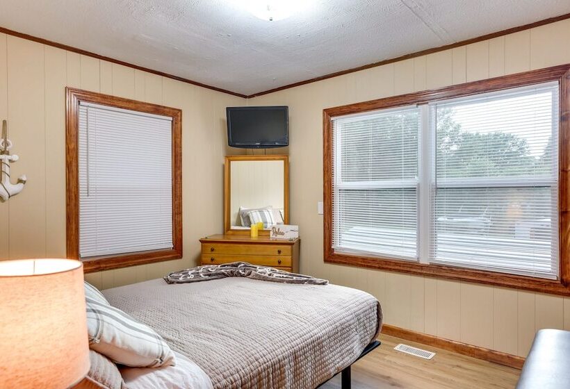 Multi Level Bonneau Cabin: Walk To Lake!