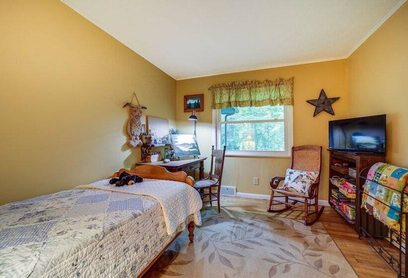 Fire Pit & Mtn Views: North Carolina Abode!