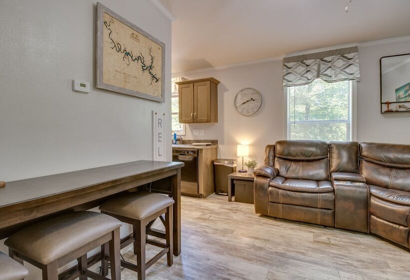 Oakland Oasis: Serene Retreat In The Ozarks