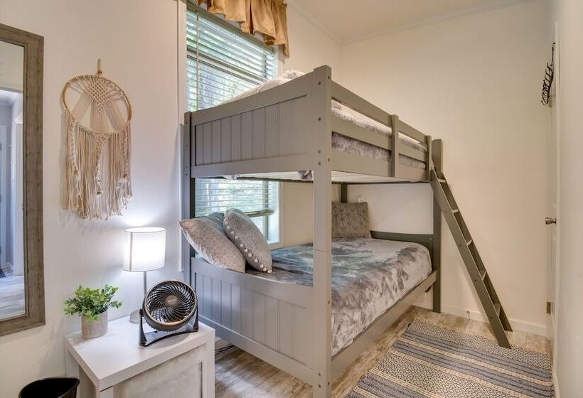 Oakland Oasis: Serene Retreat In The Ozarks