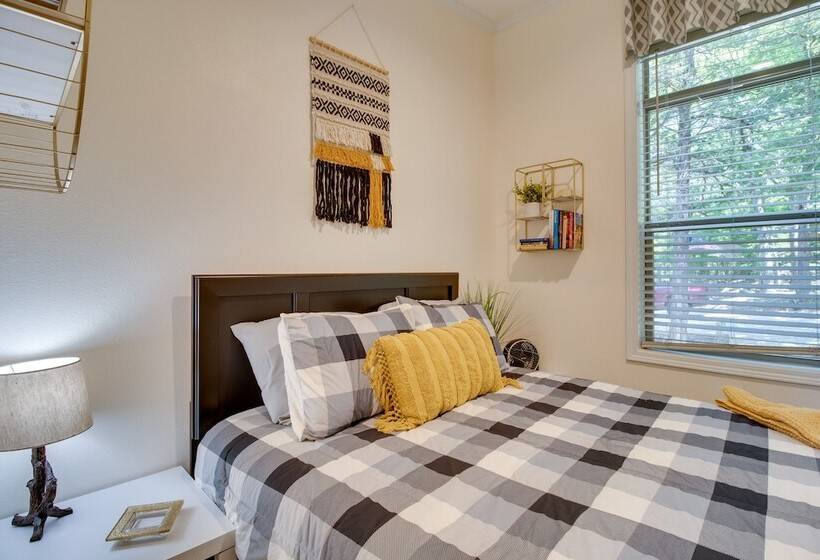 Oakland Oasis: Serene Retreat In The Ozarks