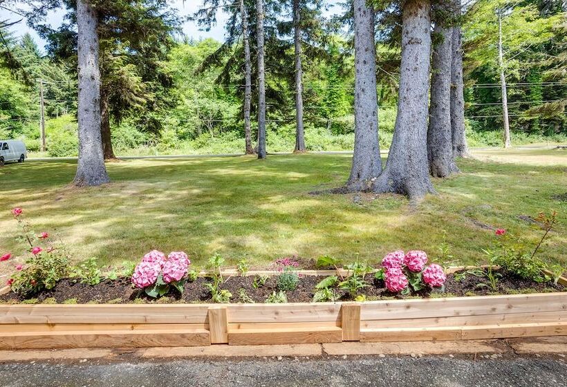 Oceanfront Smith River Cottage: Beach Access!