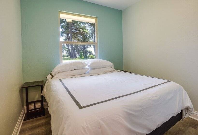 Oceanfront Smith River Cottage: Beach Access!