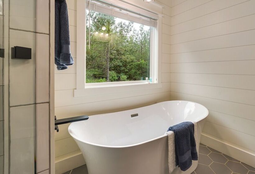 Painted Sky  Modern Broken Bow Cabin W/ Hot Tub!