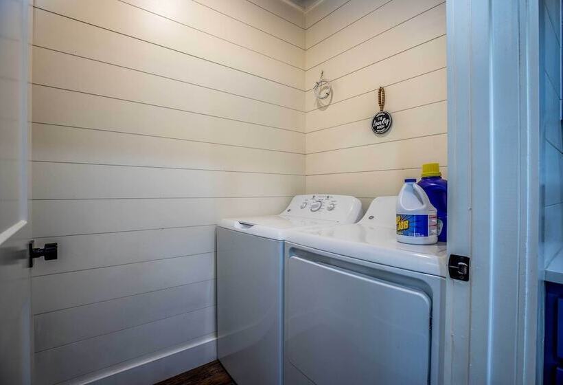 Painted Sky  Modern Broken Bow Cabin W/ Hot Tub!