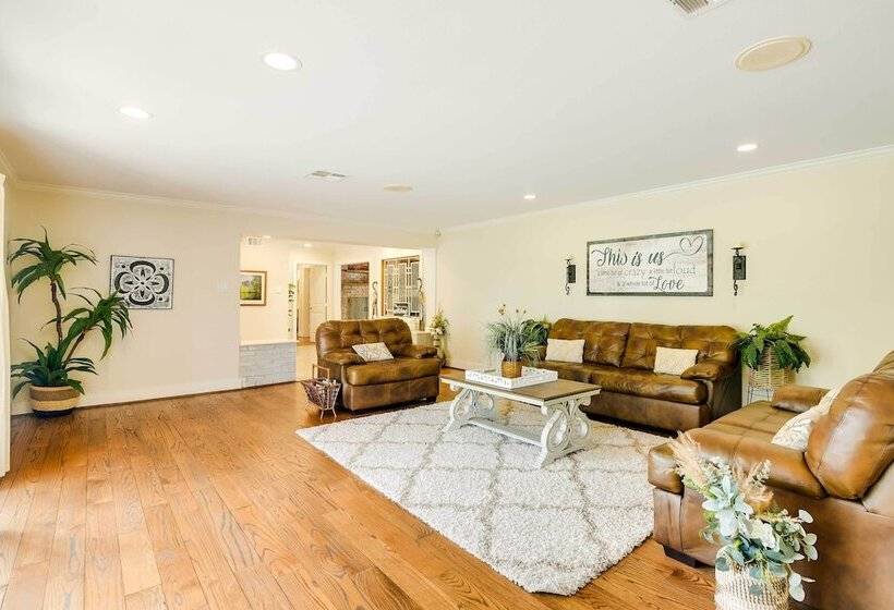 Indoor Pool: Peaceful Oasis In Hitchcock!