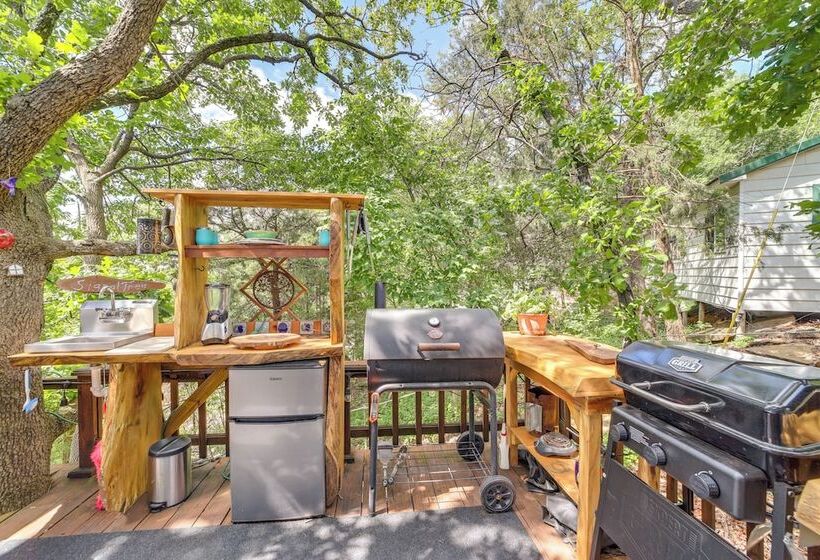 Lakefront Canadian Gem: Hot Tub, Decks & Grills