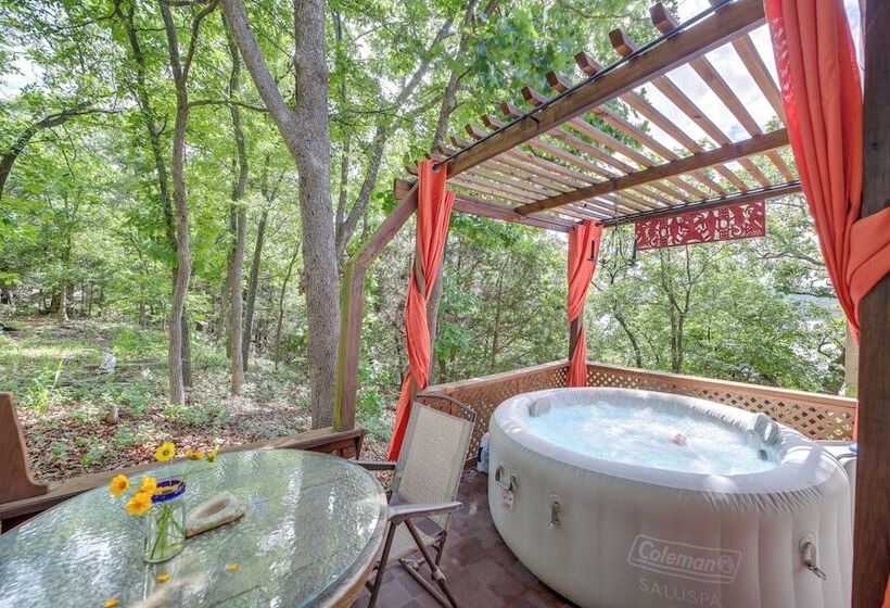Lakefront Canadian Gem: Hot Tub, Decks & Grills