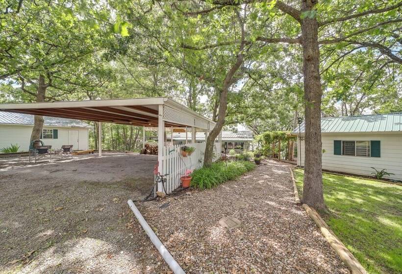 Lakefront Canadian Gem: Hot Tub, Decks & Grills