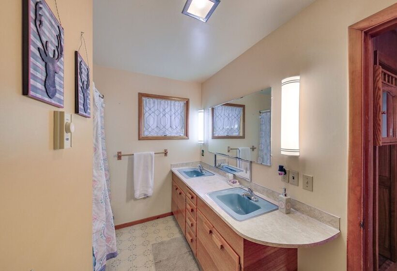 Cozy Home W/ Large Backyard Near Lake Pond Oreille