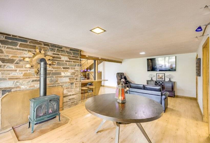 Cozy Home W/ Large Backyard Near Lake Pond Oreille