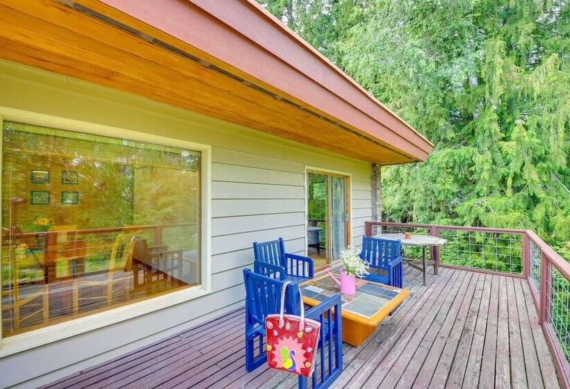 Cozy Home W/ Large Backyard Near Lake Pond Oreille