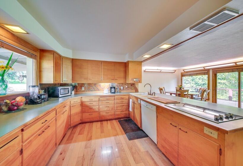 Cozy Home W/ Large Backyard Near Lake Pond Oreille