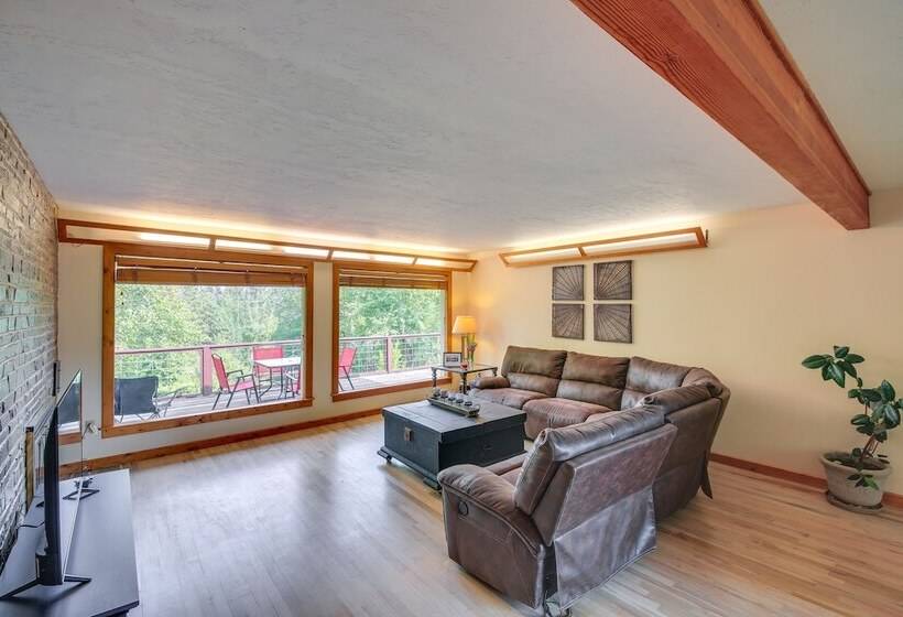 Cozy Home W/ Large Backyard Near Lake Pond Oreille