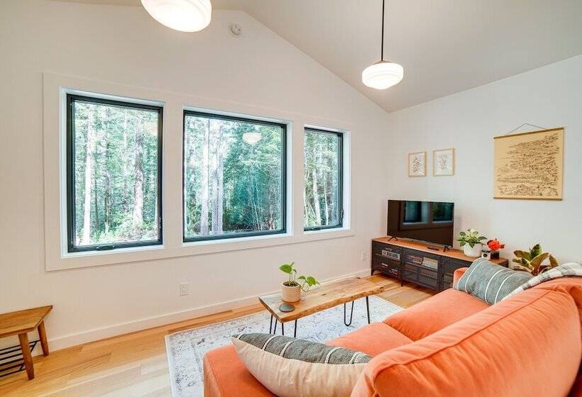 Peaceful Mendocino Cottage Surrounded By Redwoods