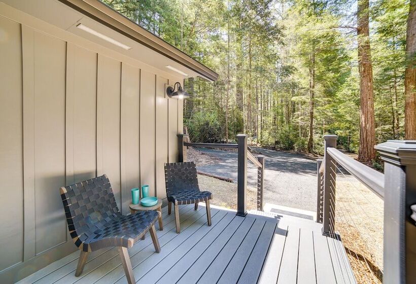 Peaceful Mendocino Cottage Surrounded By Redwoods