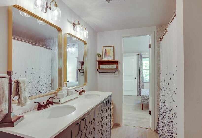 Peaceful Retreat: Conroe Cottage W/ Decks, Views!