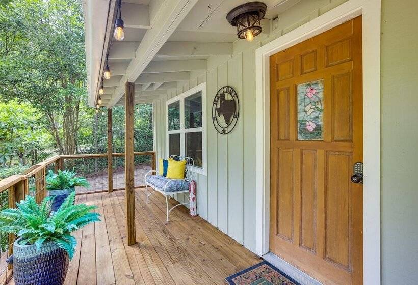 Peaceful Retreat: Conroe Cottage W/ Decks, Views!