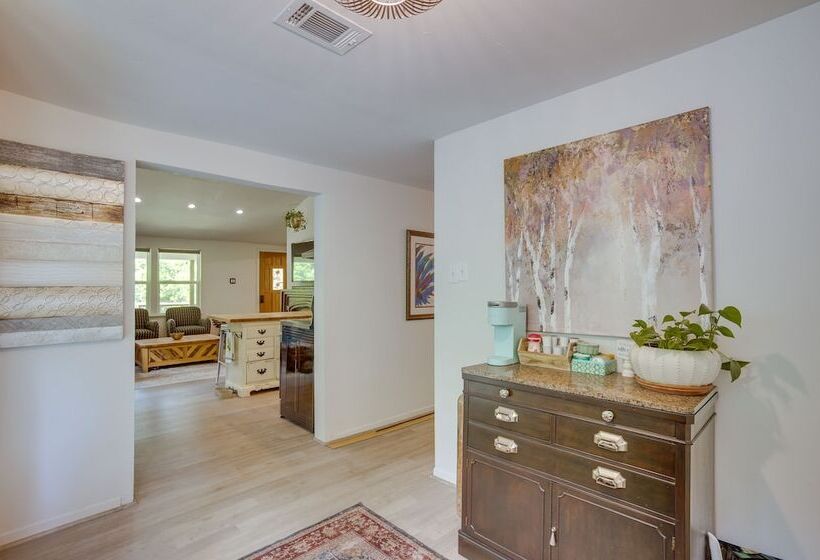 Peaceful Retreat: Conroe Cottage W/ Decks, Views!