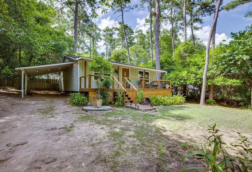 Peaceful Retreat: Conroe Cottage W/ Decks, Views!
