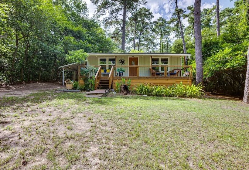 Peaceful Retreat: Conroe Cottage W/ Decks, Views!