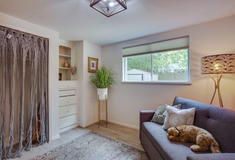 Peaceful Retreat: Conroe Cottage W/ Decks, Views!