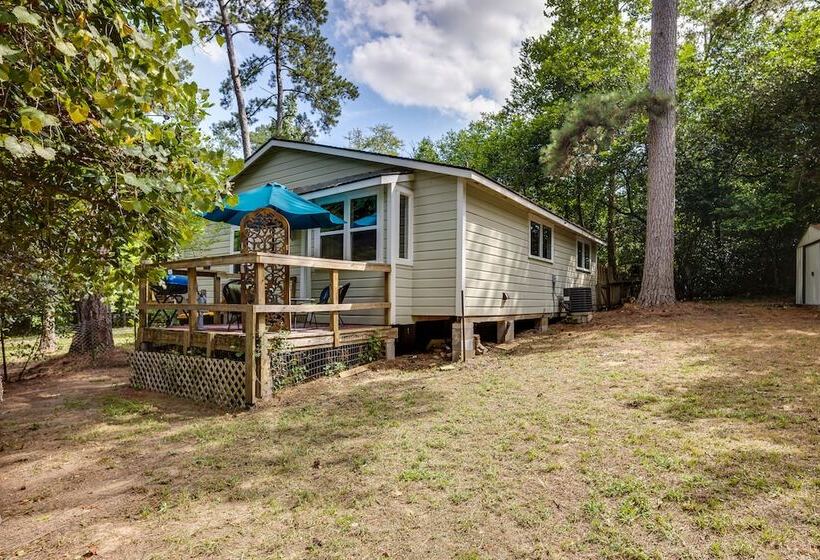 Peaceful Retreat: Conroe Cottage W/ Decks, Views!