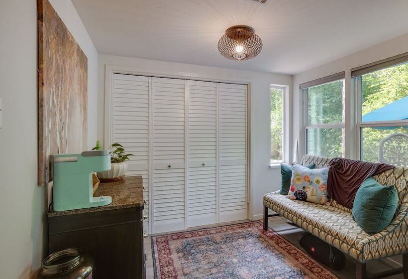 Peaceful Retreat: Conroe Cottage W/ Decks, Views!