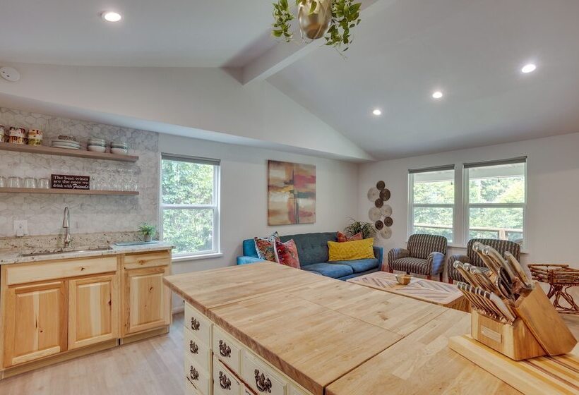 Peaceful Retreat: Conroe Cottage W/ Decks, Views!