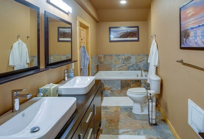 Peaceful & Secluded Bandera Home W/ Deck & Grill!